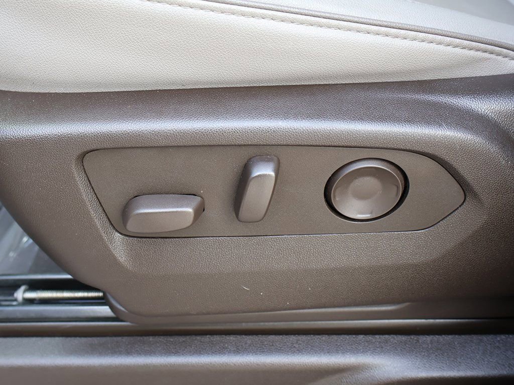 Used 2024 GMC Yukon SLT w/ SLT Luxury Package RWD image 32