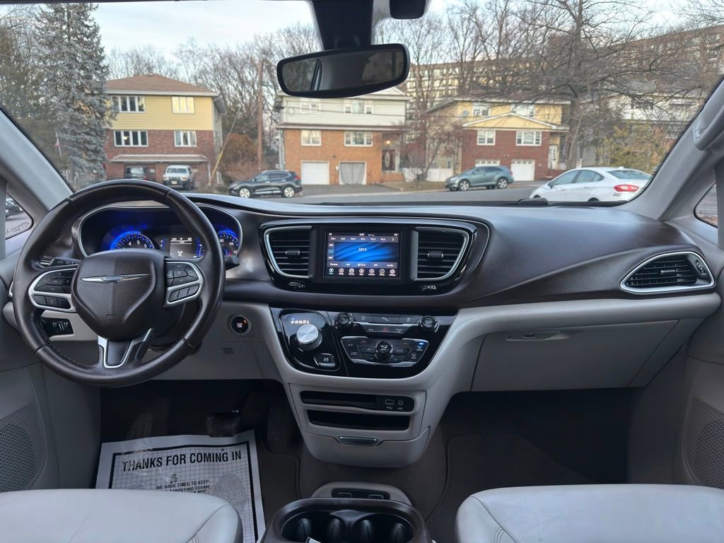 Used 2018 Chrysler Pacifica Touring-L FWD image 33