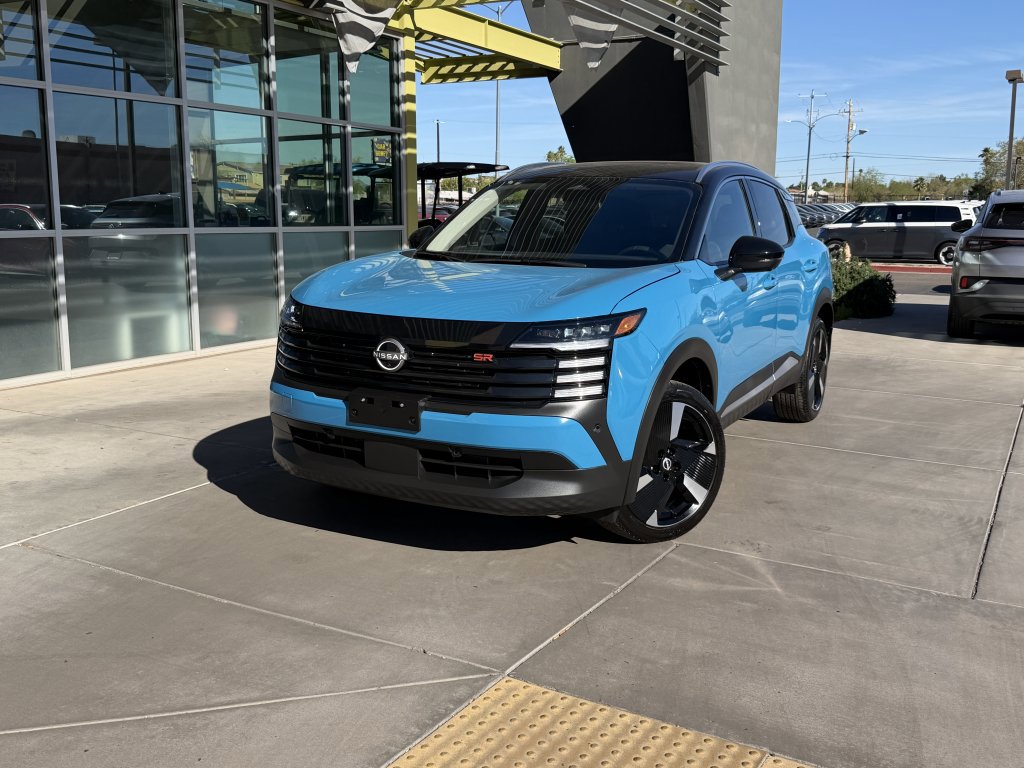 Used 2025 Nissan Kicks SR FWD image 2