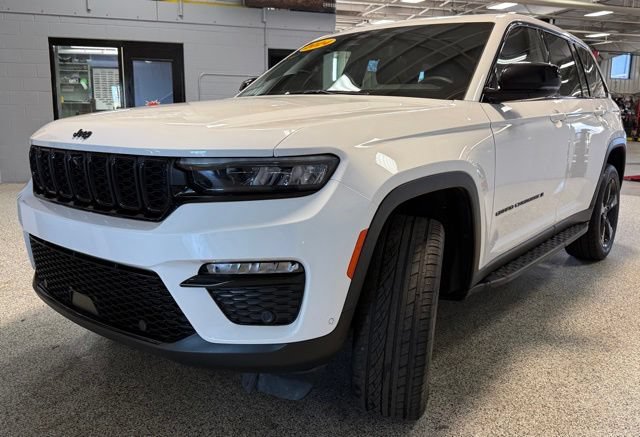 Used 2024 Jeep Grand Cherokee Limited w/ Luxury Tech Group II AWD/4WD image 3