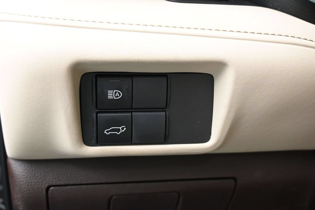 Used 2022 Toyota Highlander XLE FWD image 16