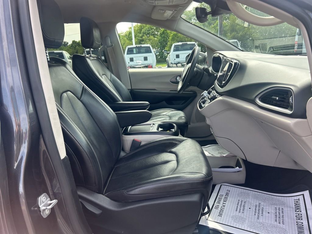 Used 2022 Chrysler Pacifica Touring-L FWD image 9