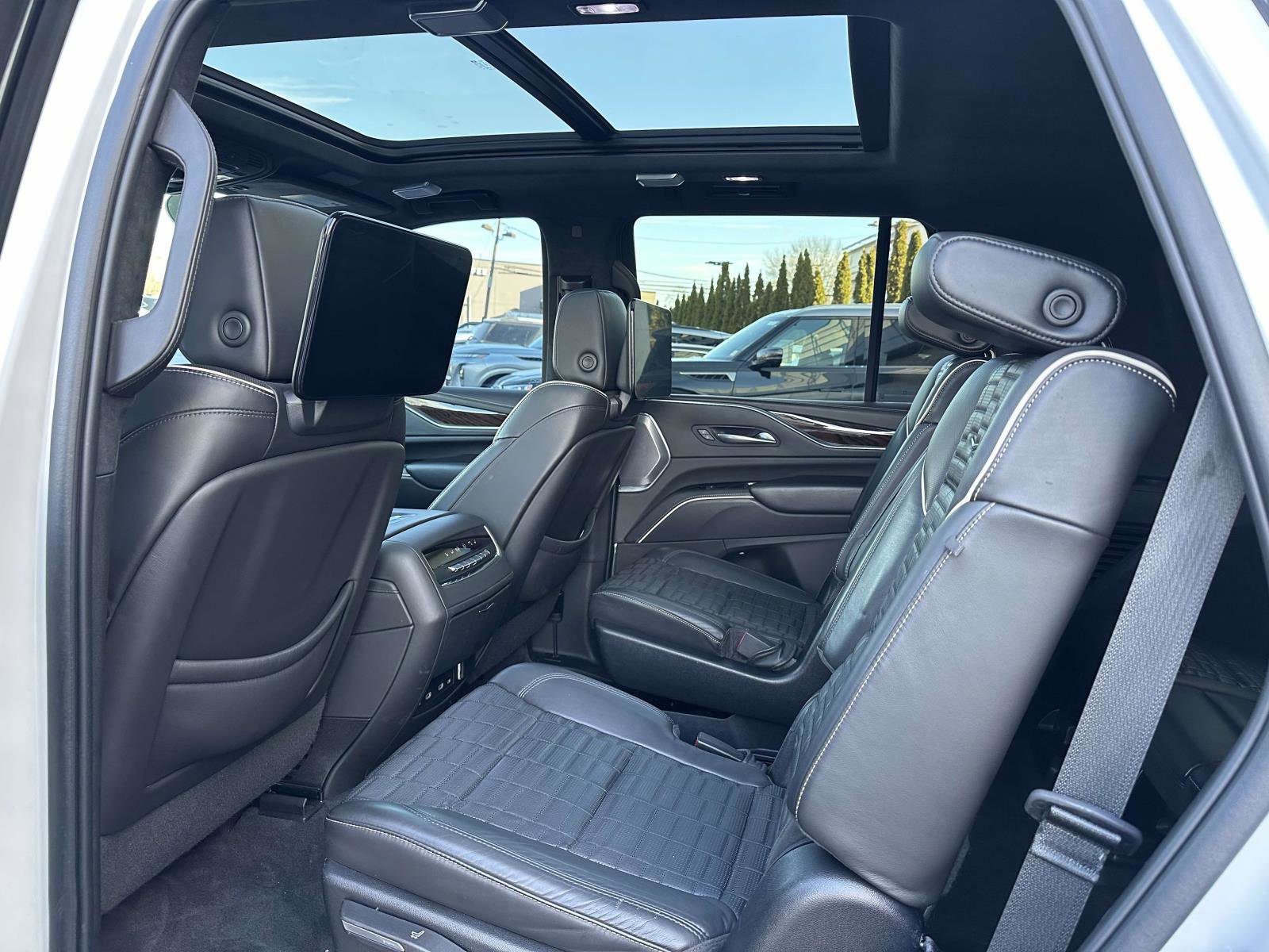 Used 2022 Cadillac Escalade Sport Platinum image 11