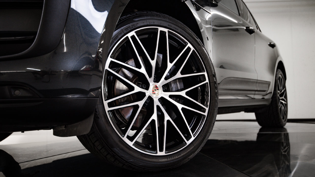 Certified 2023 Porsche Macan AWD/4WD image 12