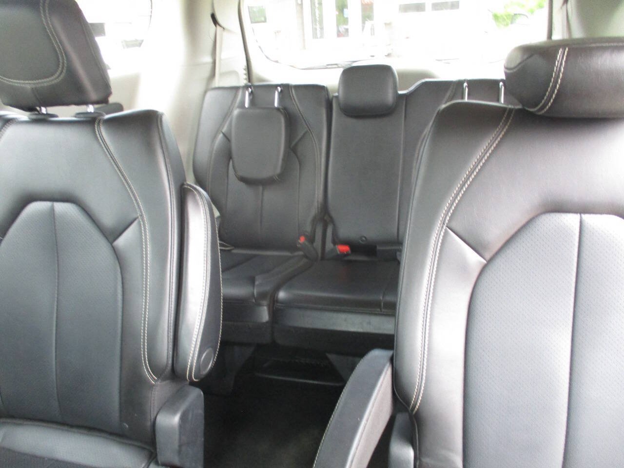Used 2020 Chrysler Voyager Lxi FWD image 28