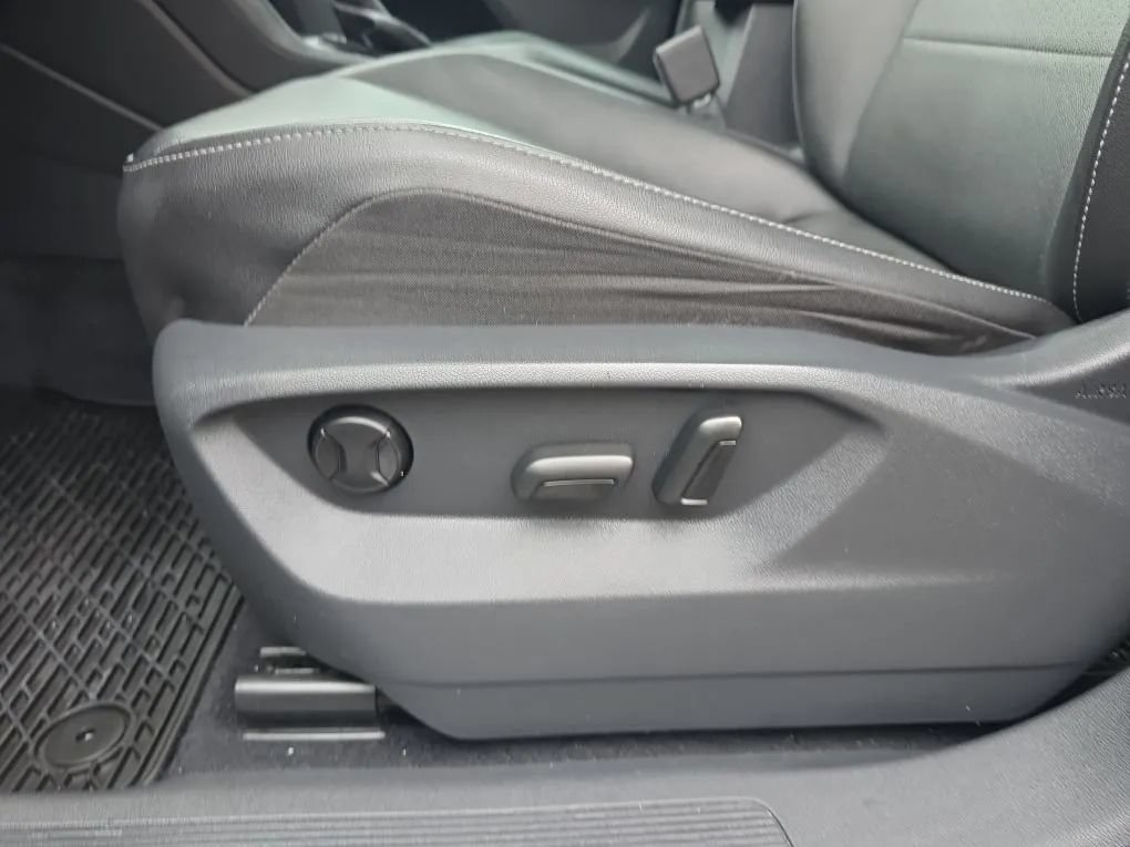 Used 2018 Volkswagen Tiguan SEL AWD/4WD image 16