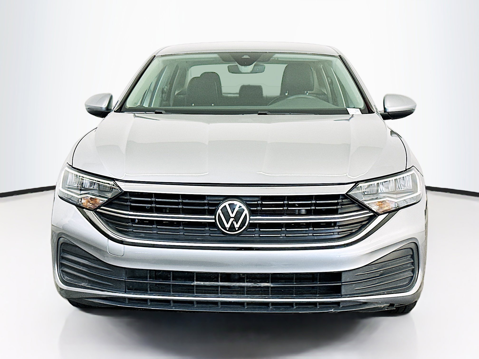 Used 2024 Volkswagen Jetta SE image 2