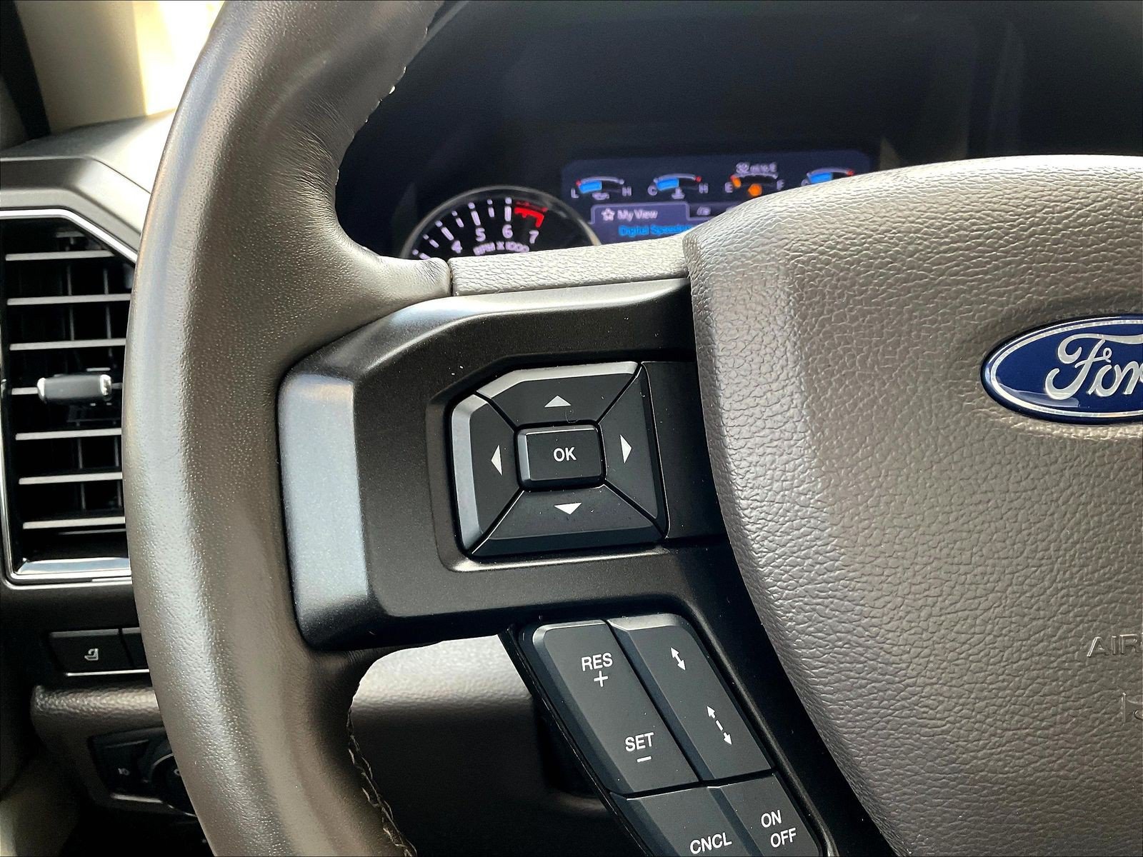 Used 2019 Ford Expedition Limited w/ Equipment Group 302A AWD/4WD image 11