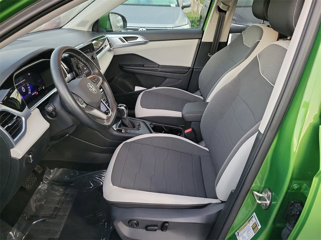 Used 2025 Volkswagen Taos SE w/ Black Wheel Package image 13