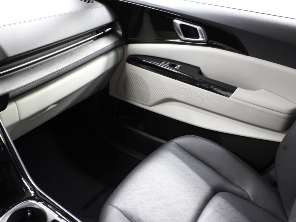Used 2023 Kia Carnival EX FWD image 26