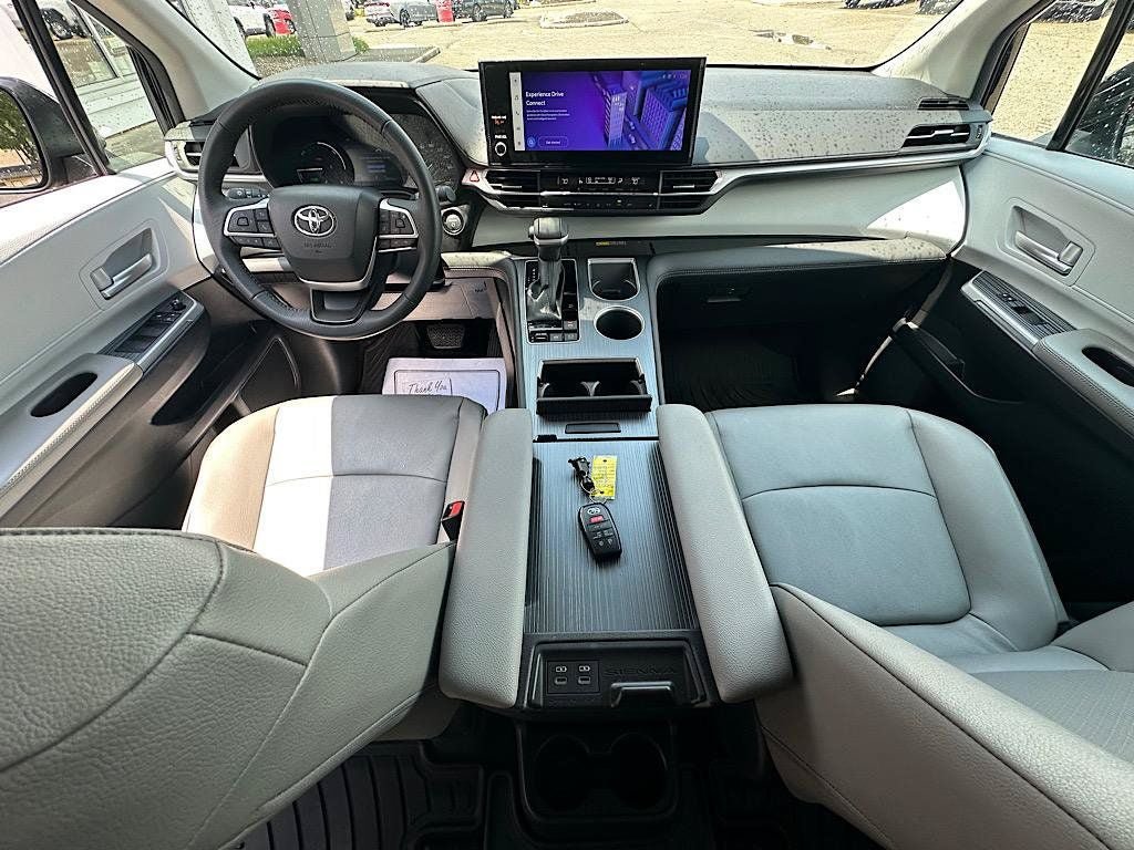 Certified 2025 Toyota Sienna XLE FWD image 17