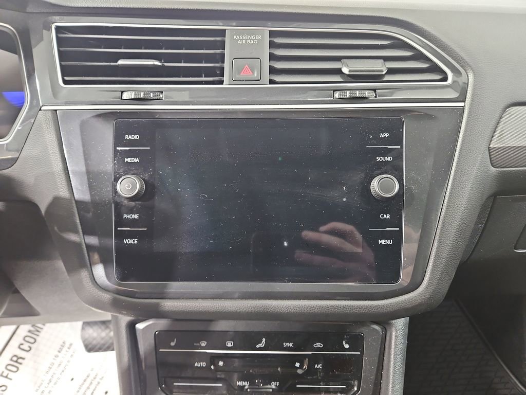 Certified 2024 Volkswagen Tiguan SE w/ Panoramic Sunroof Package image 21