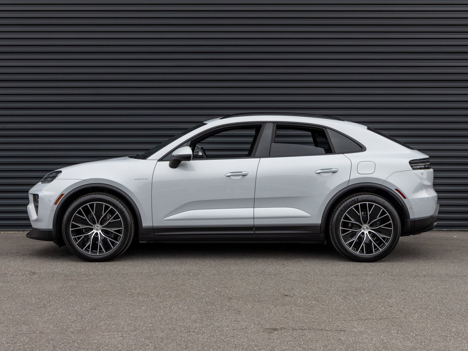 Used 2025 Porsche Macan Electric image 2