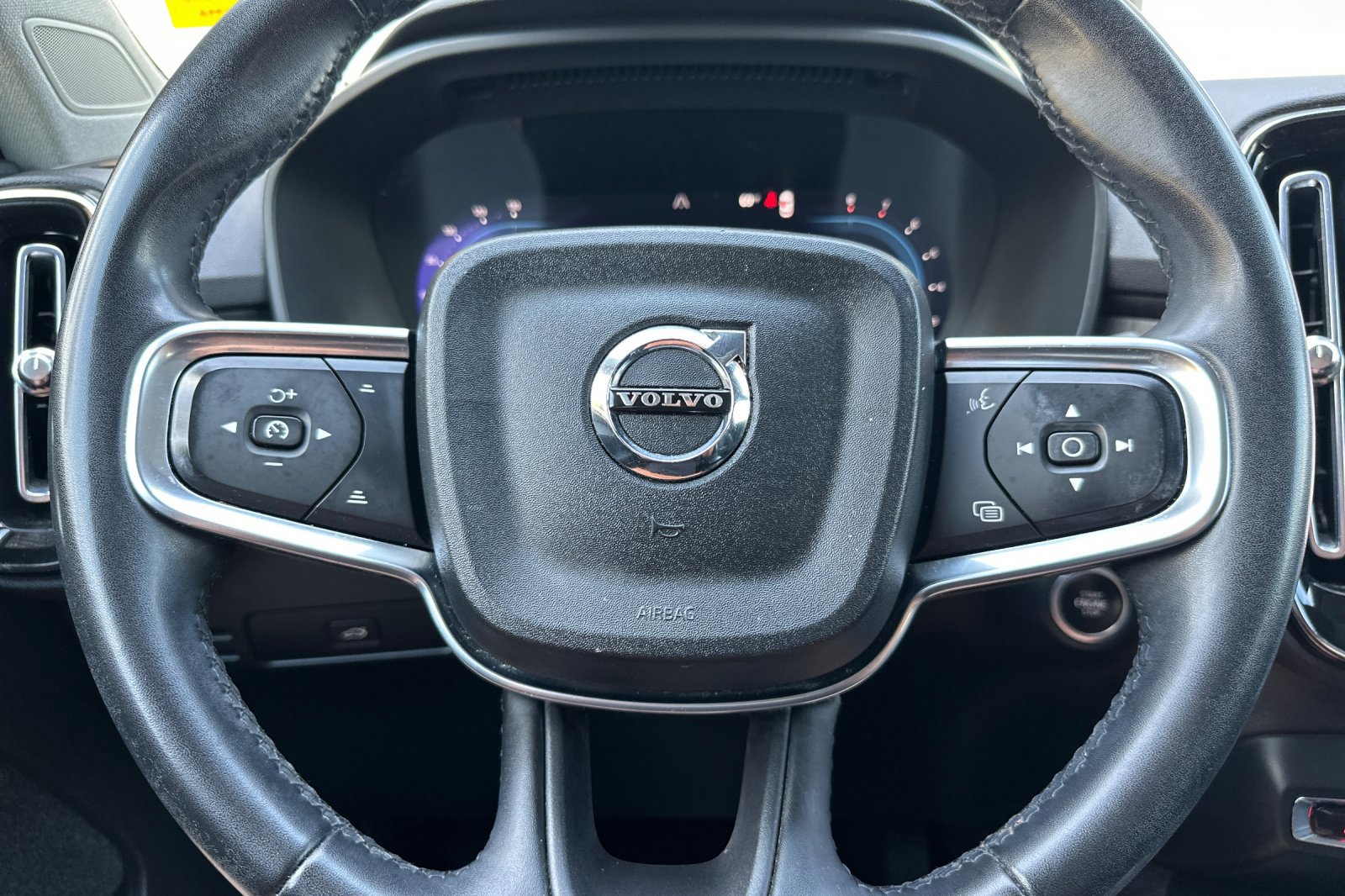 Used 2023 Volvo XC40 B4 Ultimate FWD image 27