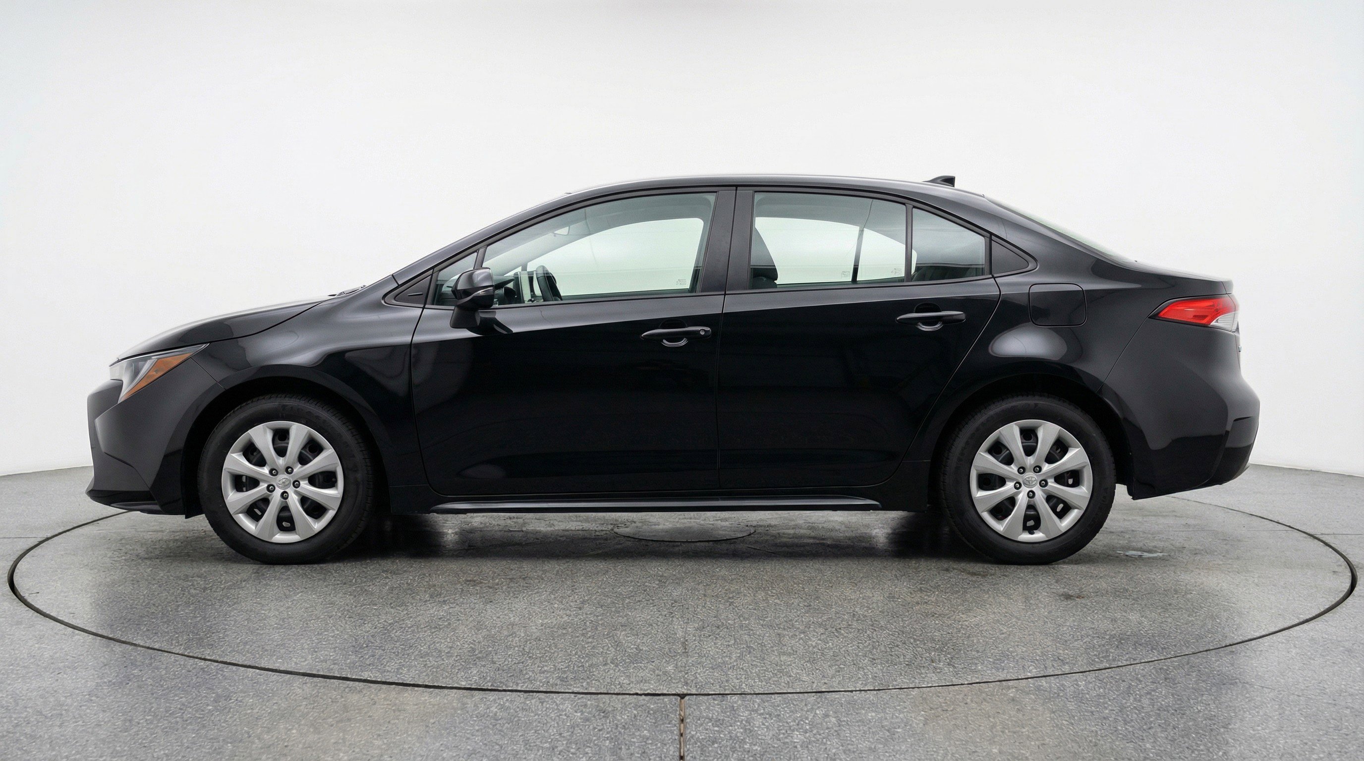 Used 2025 Toyota Corolla LE FWD image 5