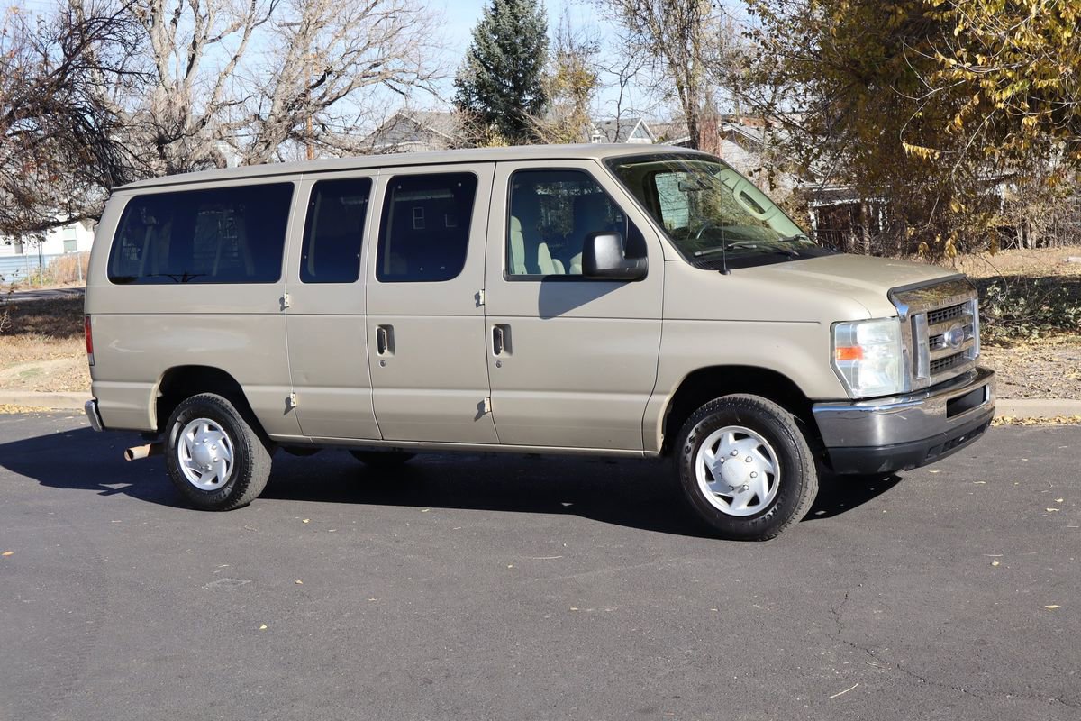 Used 2009 Ford E-350 and Econoline 350 Super Duty Wagon image 2