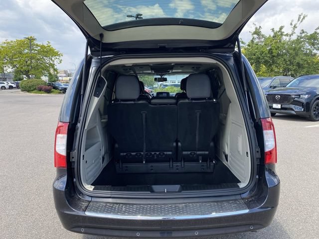 Used 2014 Chrysler Town & Country Touring-L w/ Driver Convenience Group FWD image 27