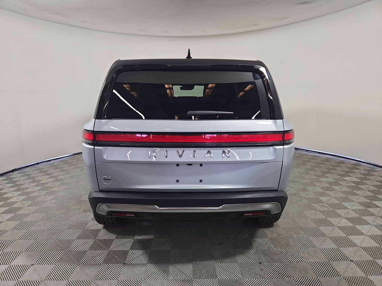Used 2024 Rivian R1S Adventure AWD/4WD image 4