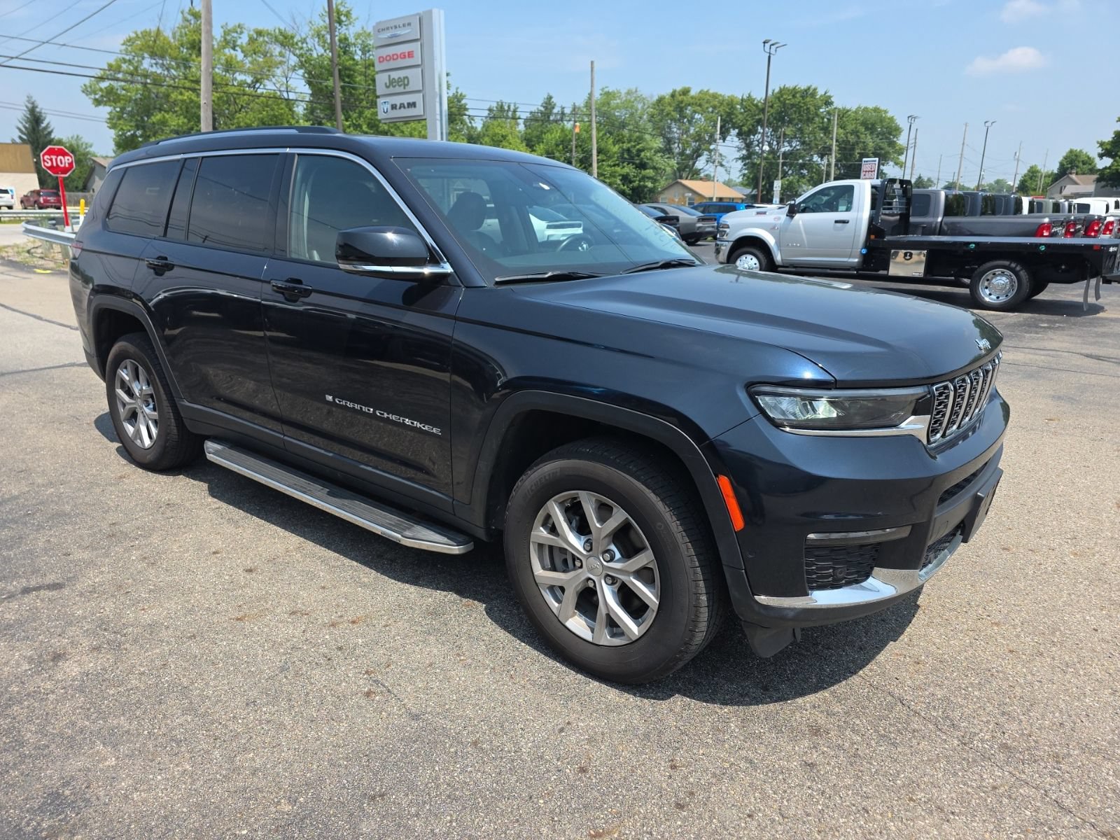 Used 2023 Jeep Grand Cherokee L Limited w/ Luxury Tech Group II AWD/4WD image 3