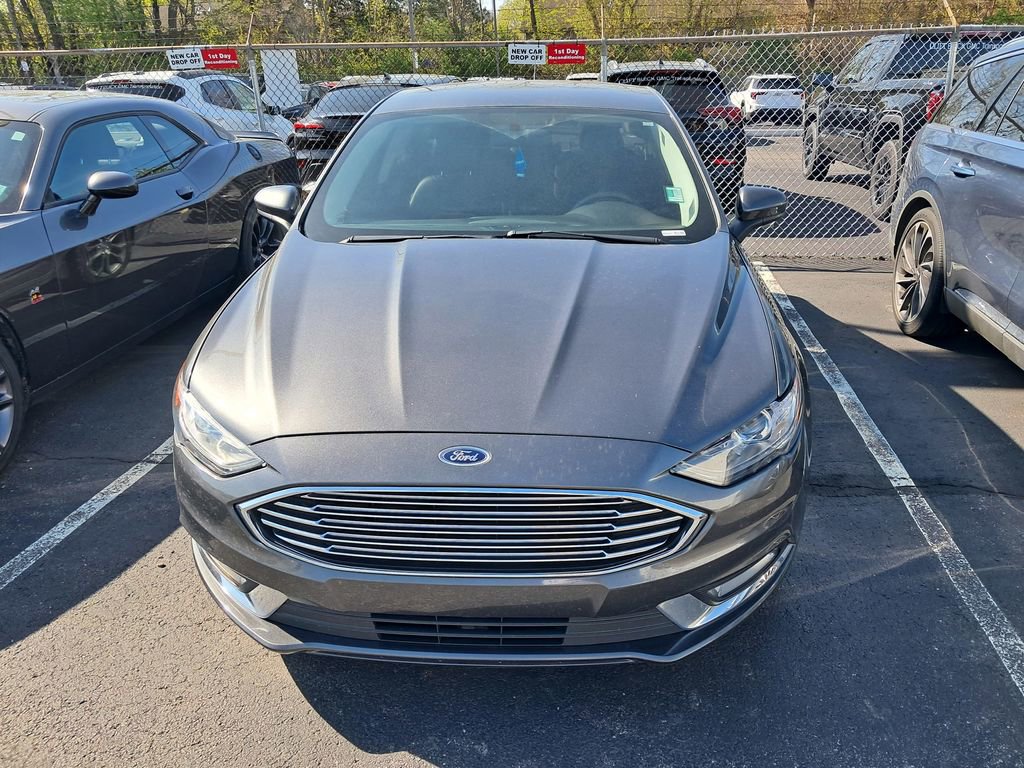 Used 2018 Ford Fusion SE w/ Equipment Group 201A FWD image 2