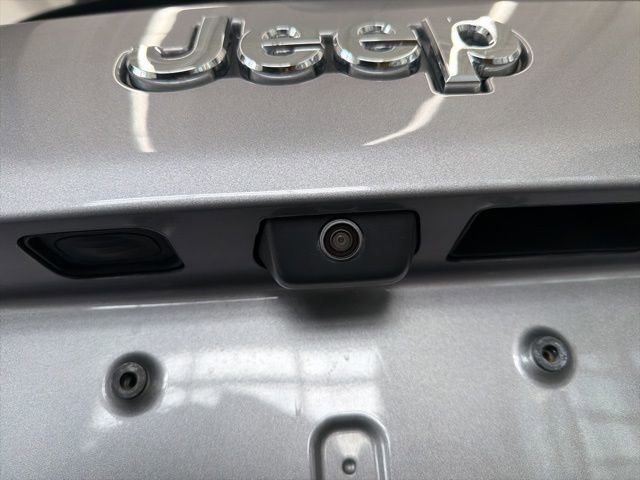 Used 2020 Jeep Cherokee Limited image 7