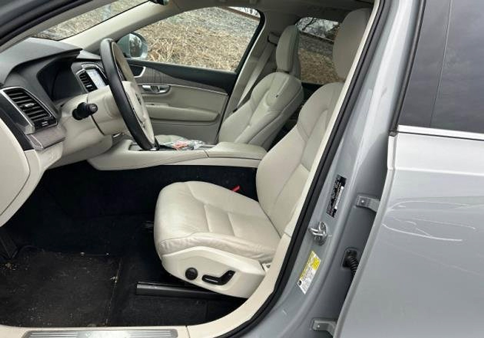 Certified 2024 Volvo XC90 B6 Plus image 8