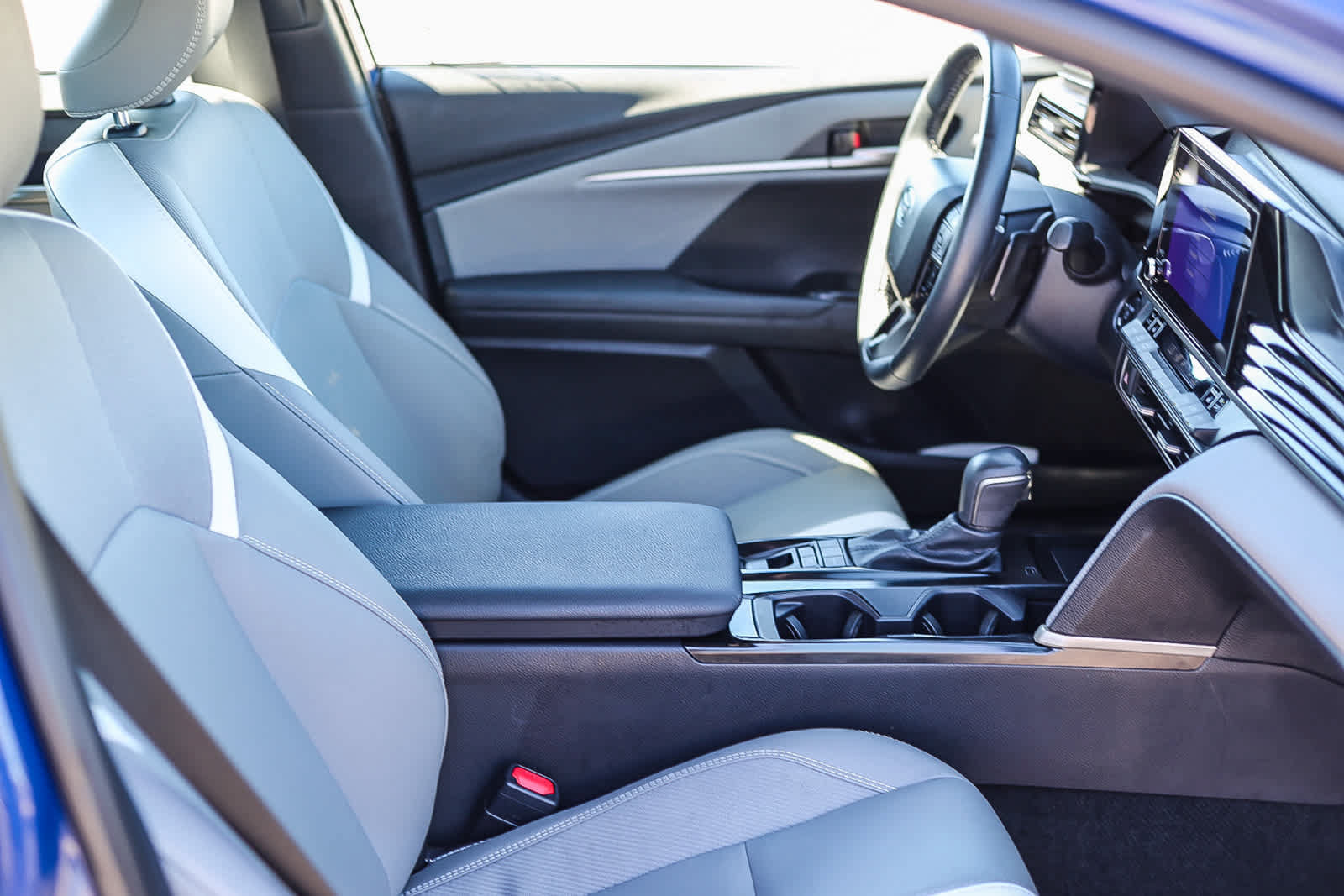Used 2025 Toyota Camry SE w/ Convenience Package FWD image 16
