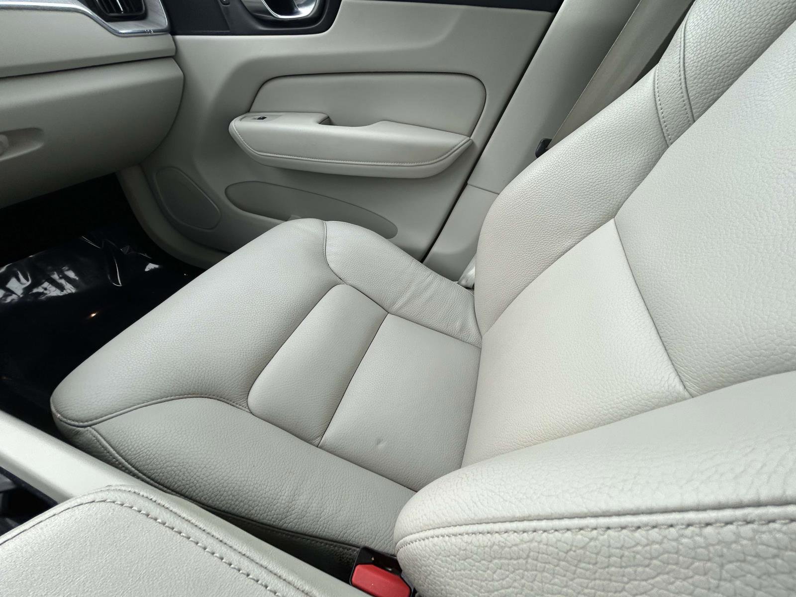 Certified 2023 Volvo XC60 B5 Plus w/ Climate Package image 15