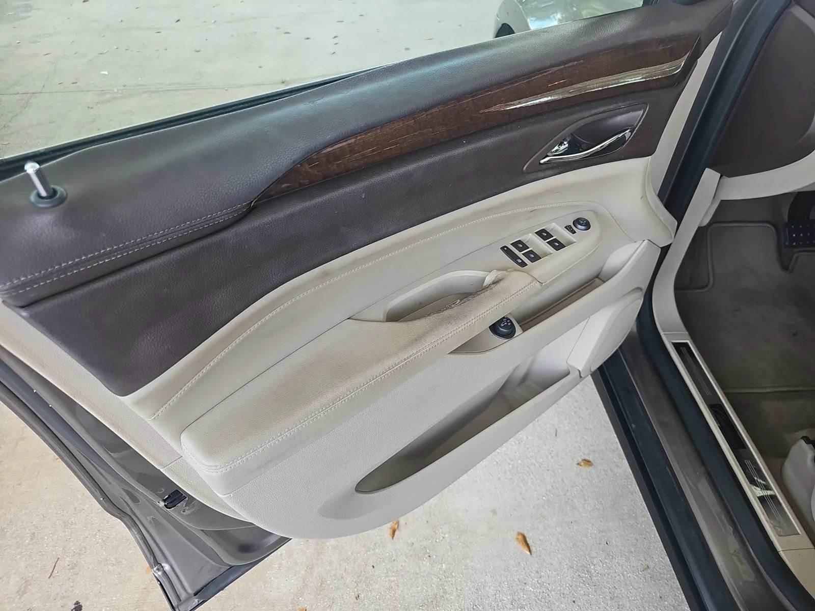 Used 2011 Cadillac SRX Luxury image 12