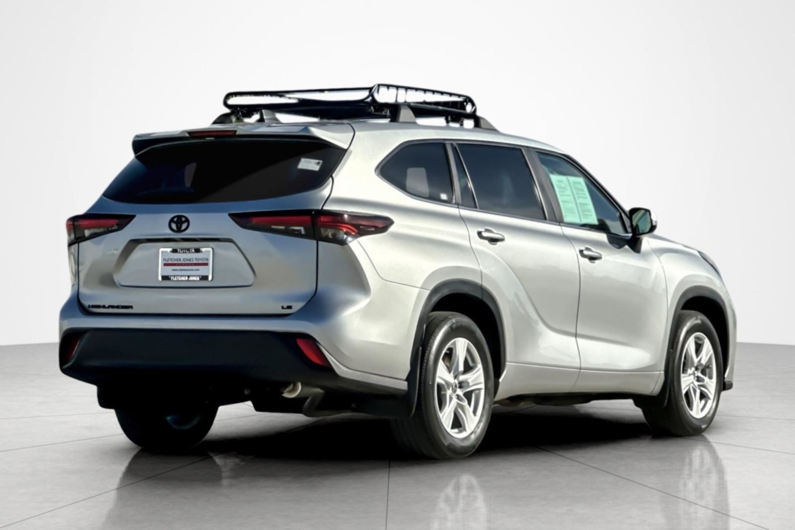Used 2024 Toyota Highlander LE FWD image 5
