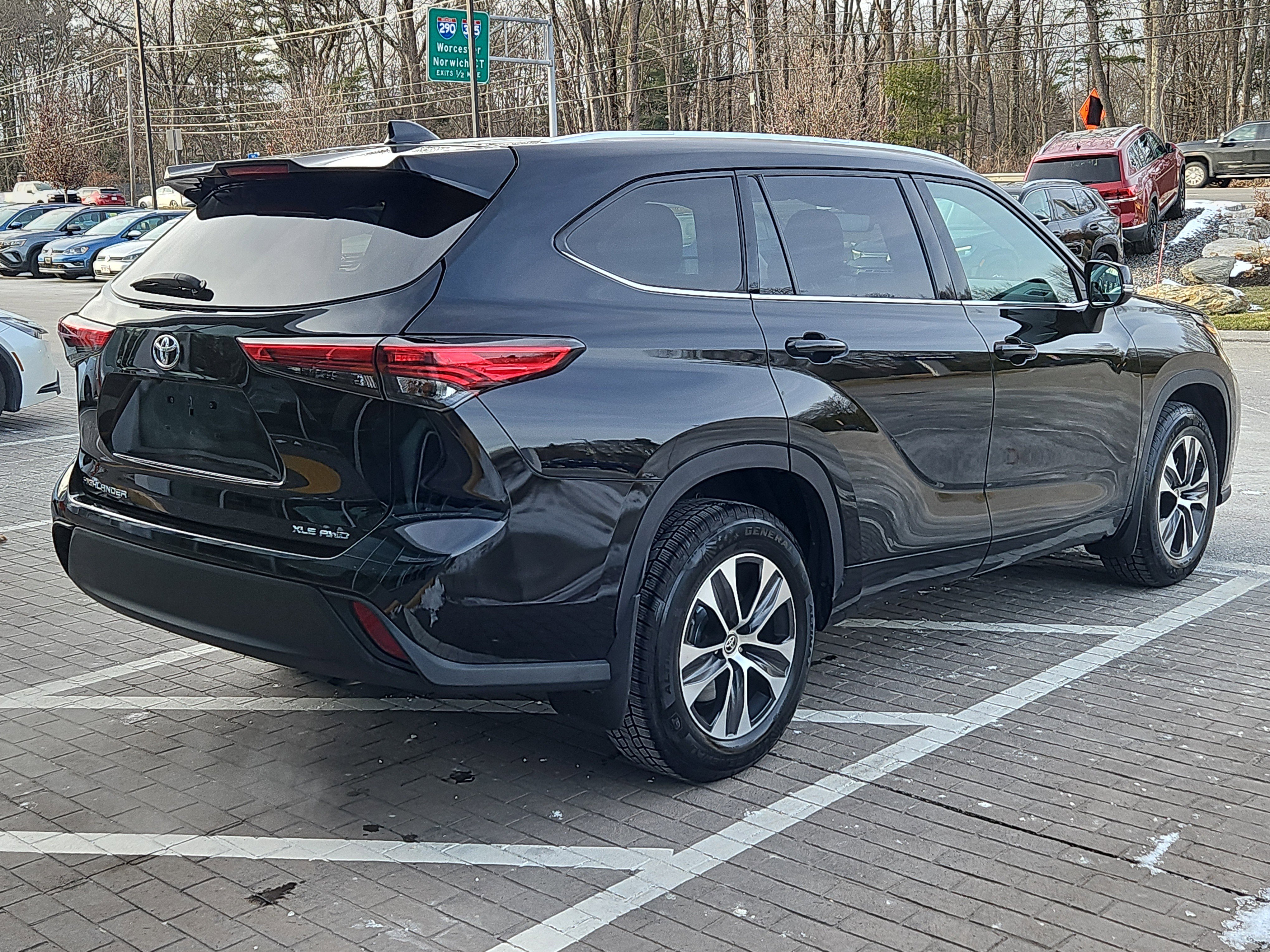 Used 2020 Toyota Highlander XLE image 2