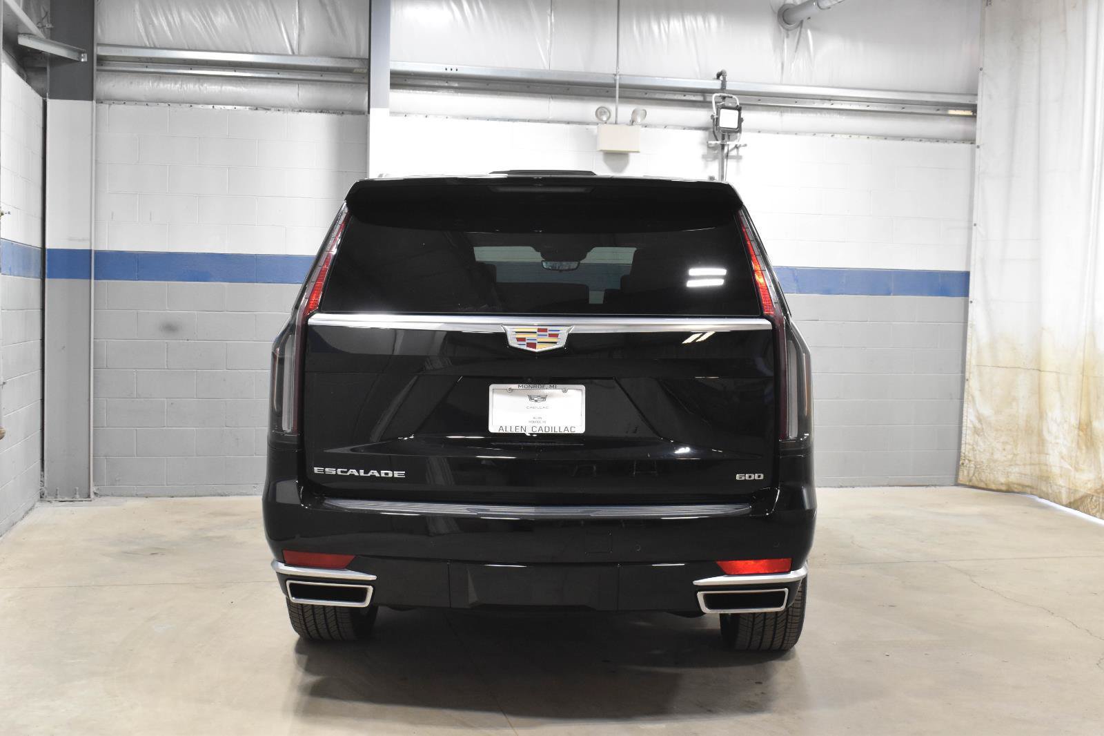 Certified 2023 Cadillac Escalade Premium Luxury Platinum w/ LPO, Floor Liner Package AWD/4WD image 25