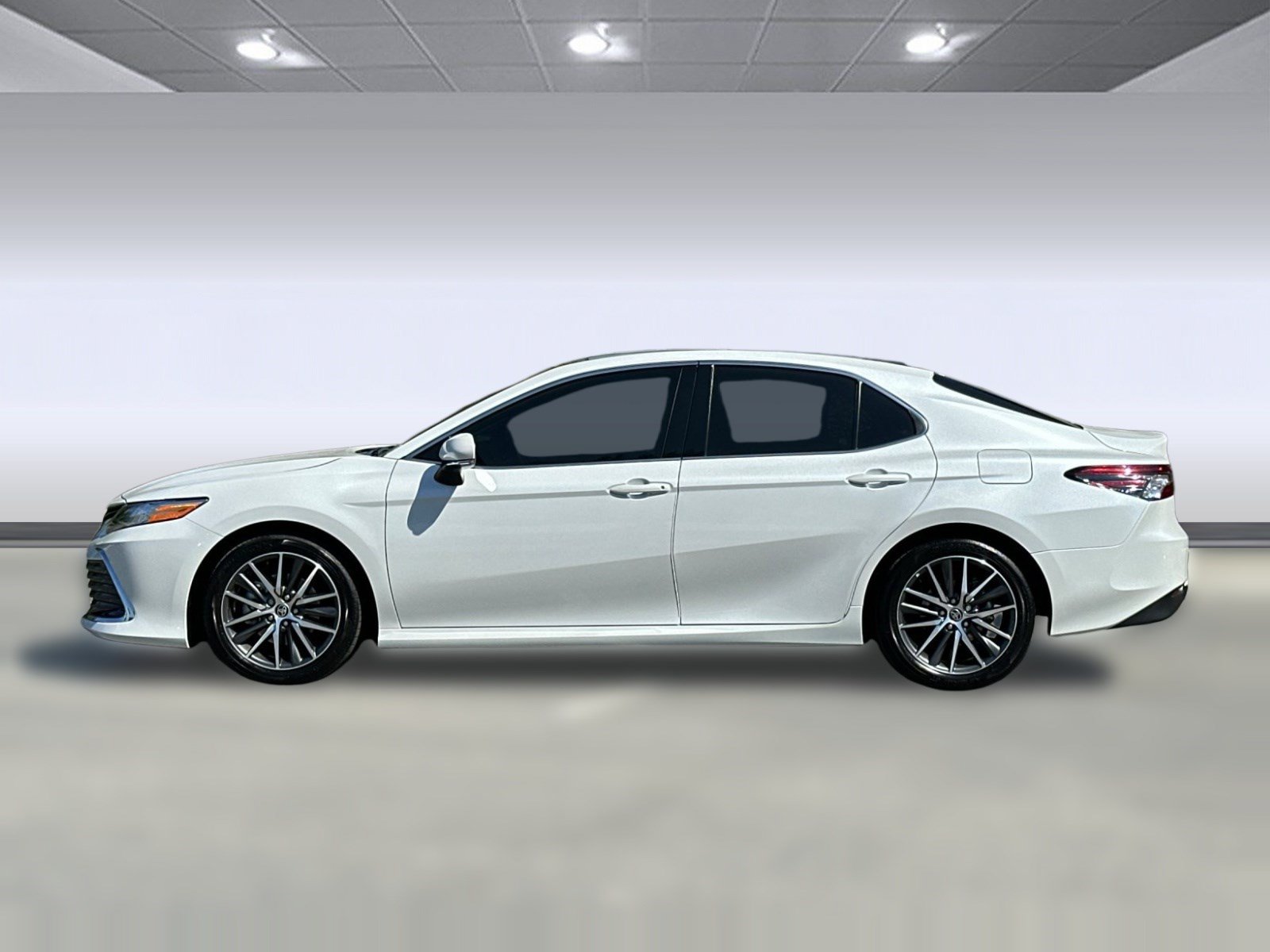 Used 2023 Toyota Camry XLE w/ Navigation Package FWD image 2