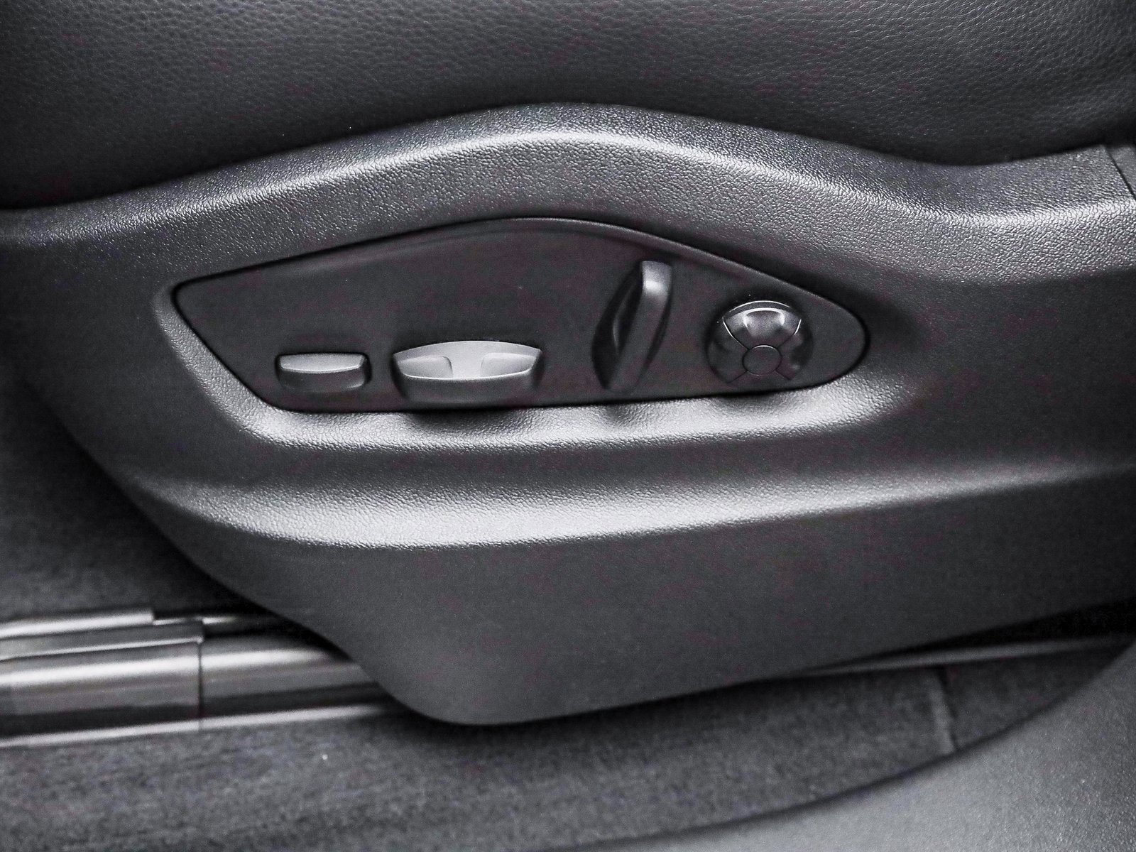 Used 2025 Porsche Cayenne image 25