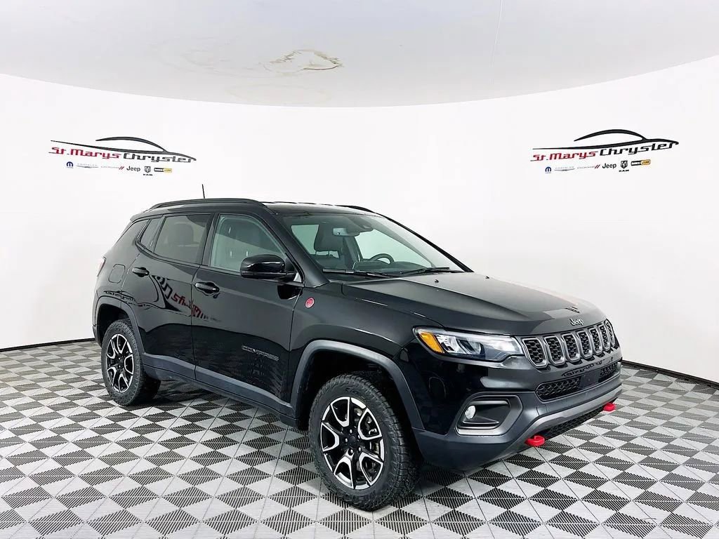 Used 2024 Jeep Compass Trailhawk image 1