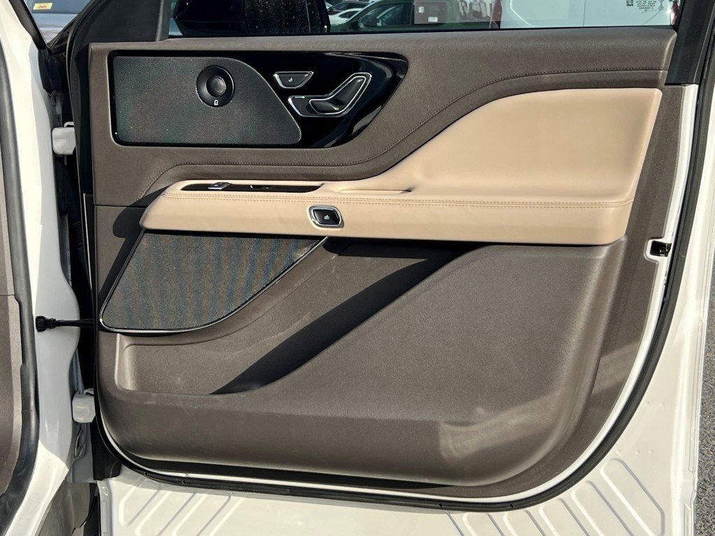 Certified 2022 Lincoln Aviator Reserve w/ Equipment Group 201A image 8