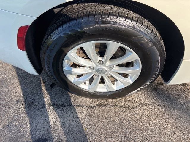 Used 2017 Chrysler Pacifica Touring w/ Tire & Wheel Group FWD image 43