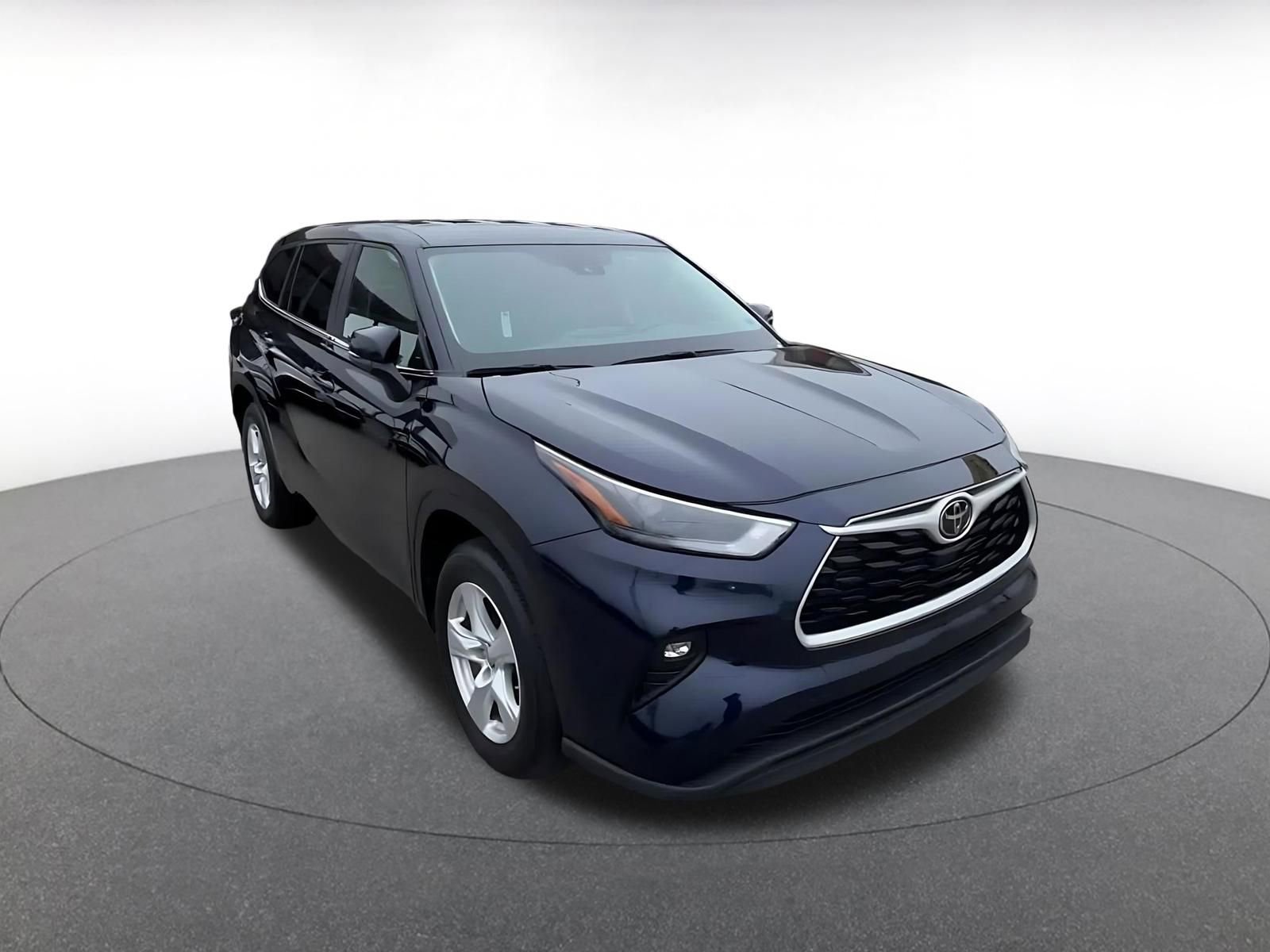 Used 2025 Toyota Highlander LE FWD image 3