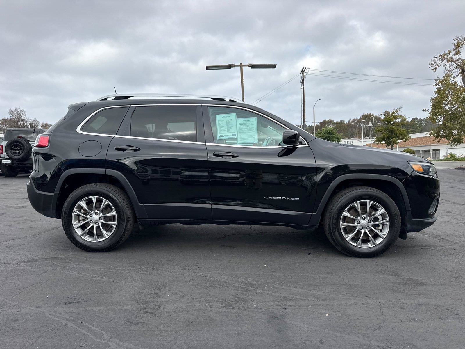 Used 2021 Jeep Cherokee Latitude Plus w/ Sun & Sound Group AWD/4WD image 7