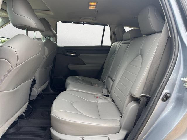 Used 2022 Toyota Highlander XLE AWD/4WD image 13