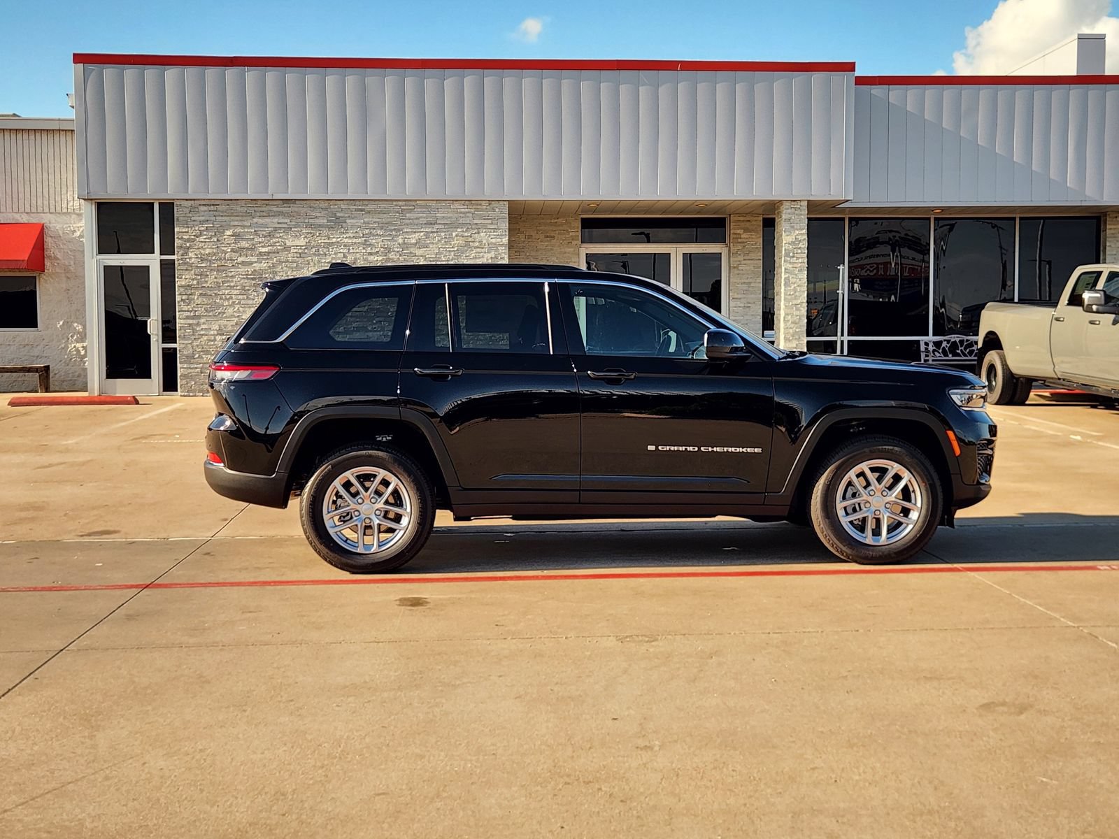 New 2026 Jeep Grand Cherokee Laredo RWD image 7