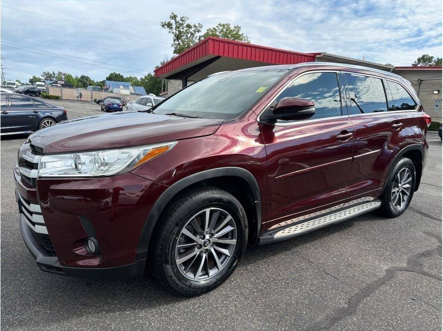 Used 2018 Toyota Highlander XLE FWD image 3