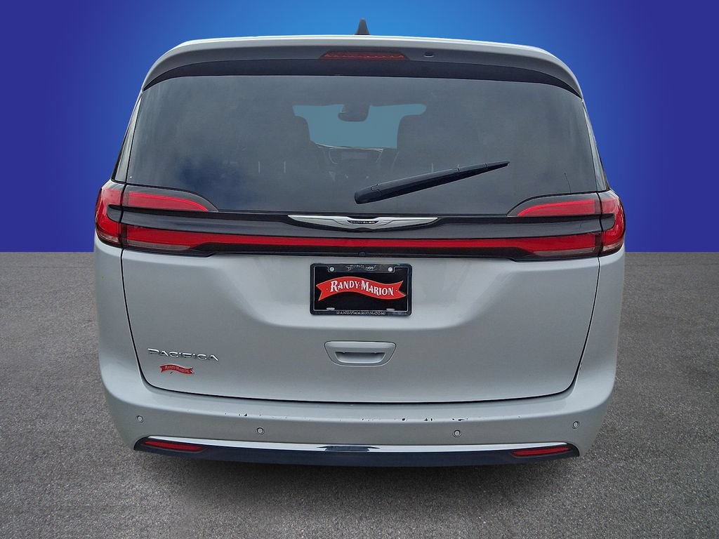 Used 2024 Chrysler Pacifica Touring-L FWD image 5
