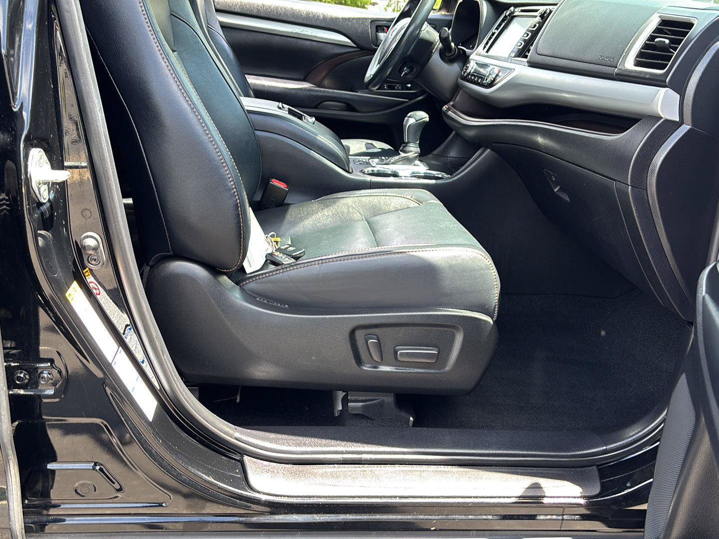 Used 2019 Toyota Highlander XLE AWD/4WD image 20