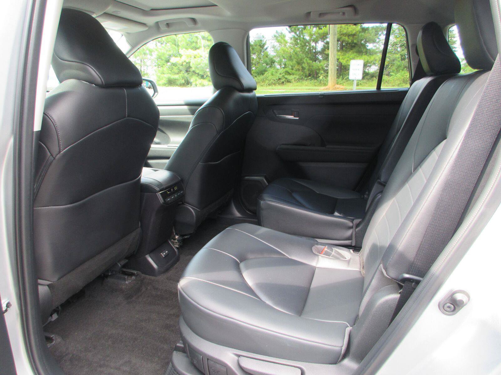 Used 2023 Toyota Highlander XLE FWD image 16