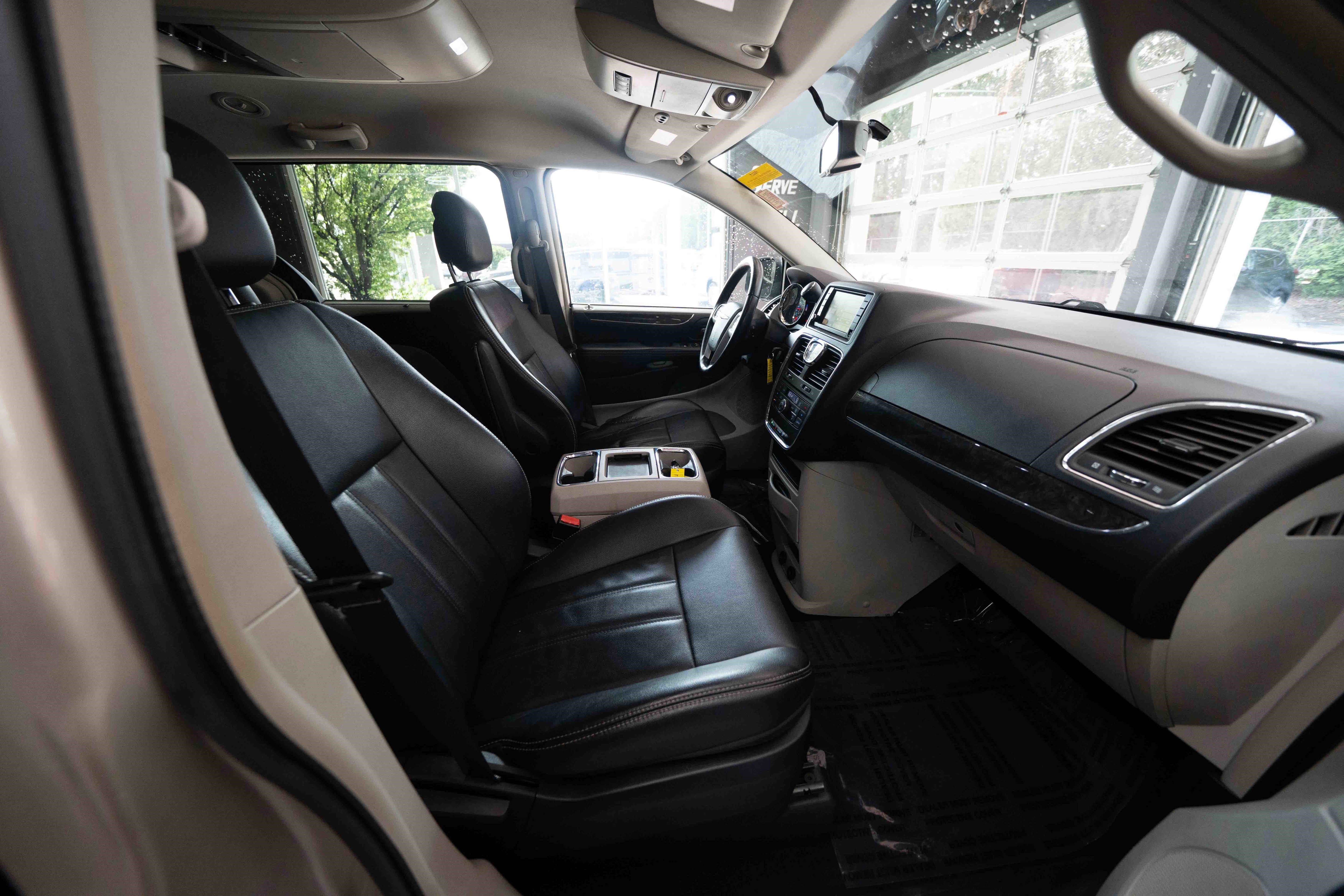 Used 2014 Chrysler Town & Country Touring image 25