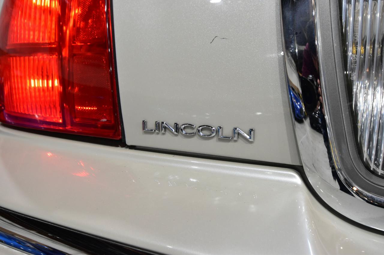 Used 2006 Lincoln Town Car Signature RWD image 7