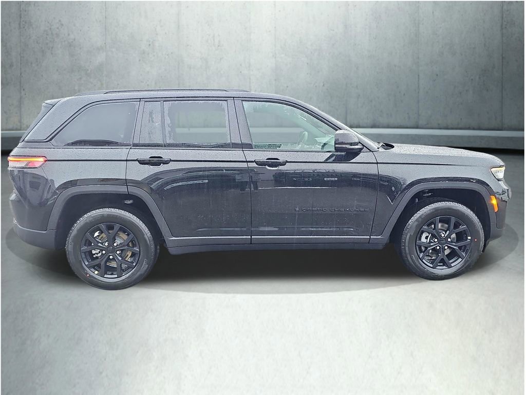 New 2025 Jeep Grand Cherokee Laredo image 6