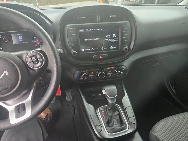 Used 2022 Kia Soul LX w/ Technology Package image 2