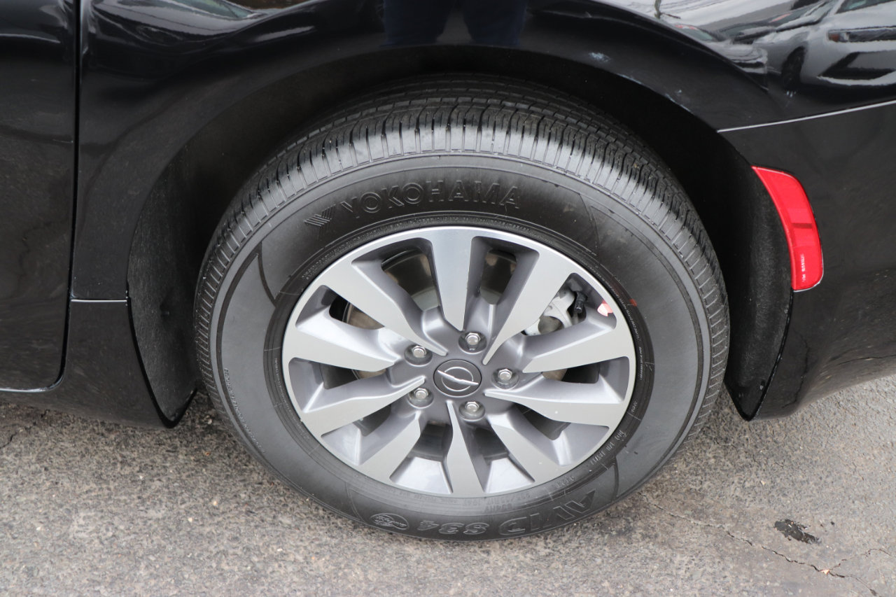 Used 2024 Chrysler Pacifica Limited image 65